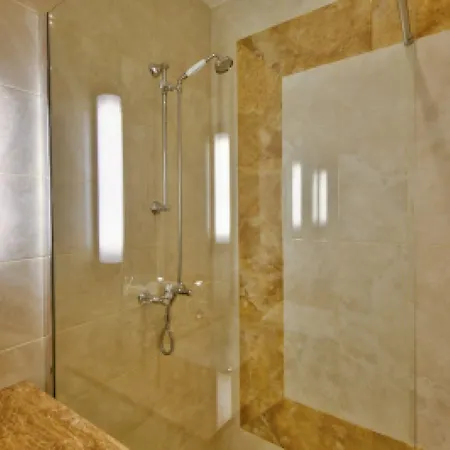 One Bed Just Minutes Walk From The Croisette And The Palais In A Secure 1693 Appartement *